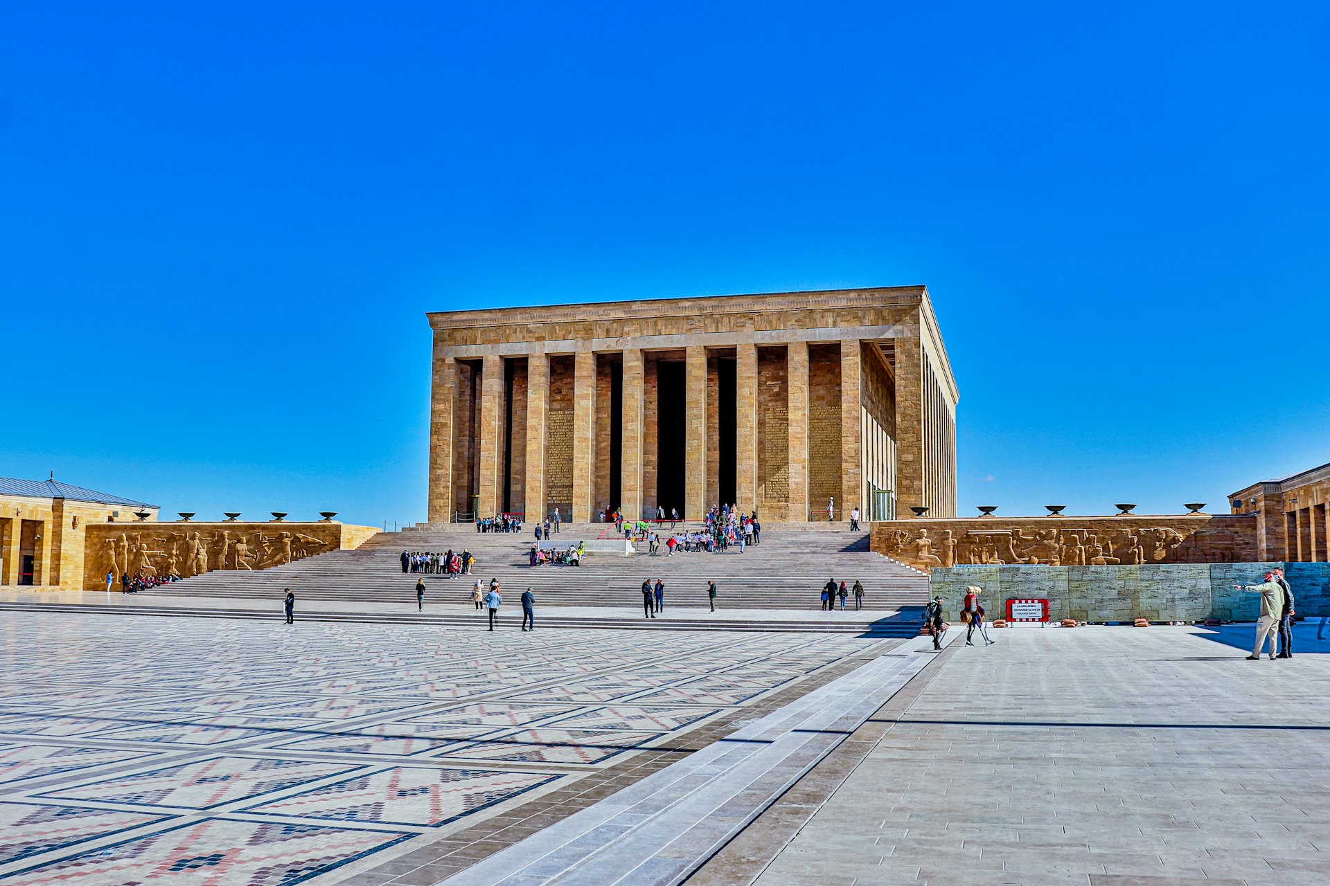 L’Anıtkabir et sa place des cérémonies sous un ciel bleu à Ankara