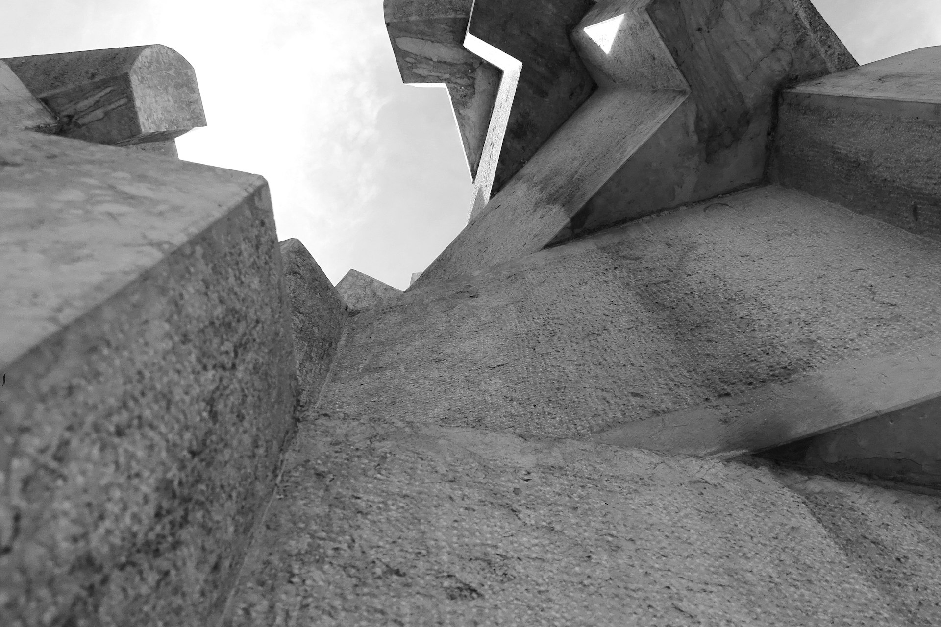 Reinforced concrete load-bearing system and columns