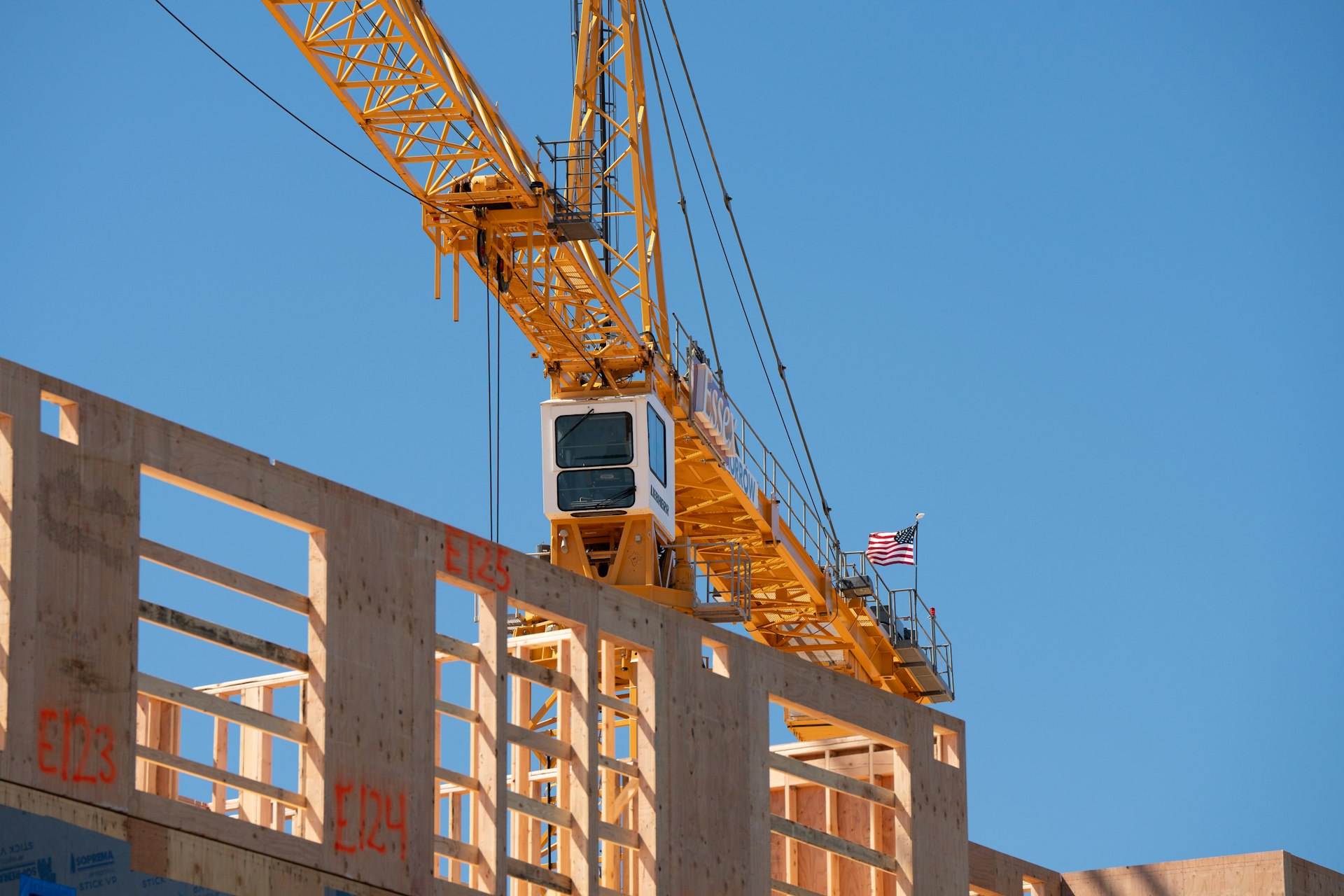 Reinforced concrete structure rising on a construction site