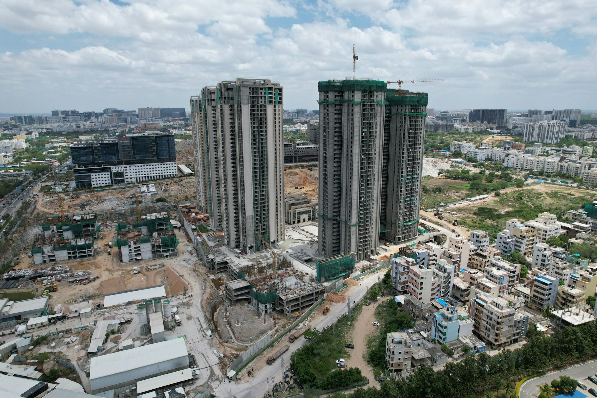 Şantiyede yükselen betonarme yapı