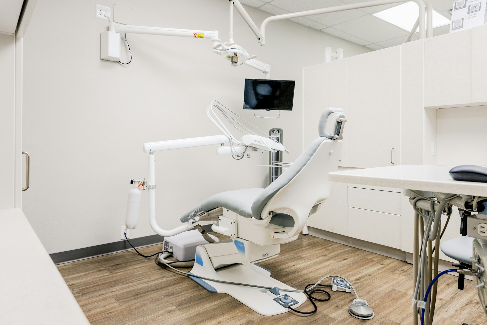 Diş ünitesi ve tıbbi ekipmanlarla donatılmış diş kliniği muayene odası