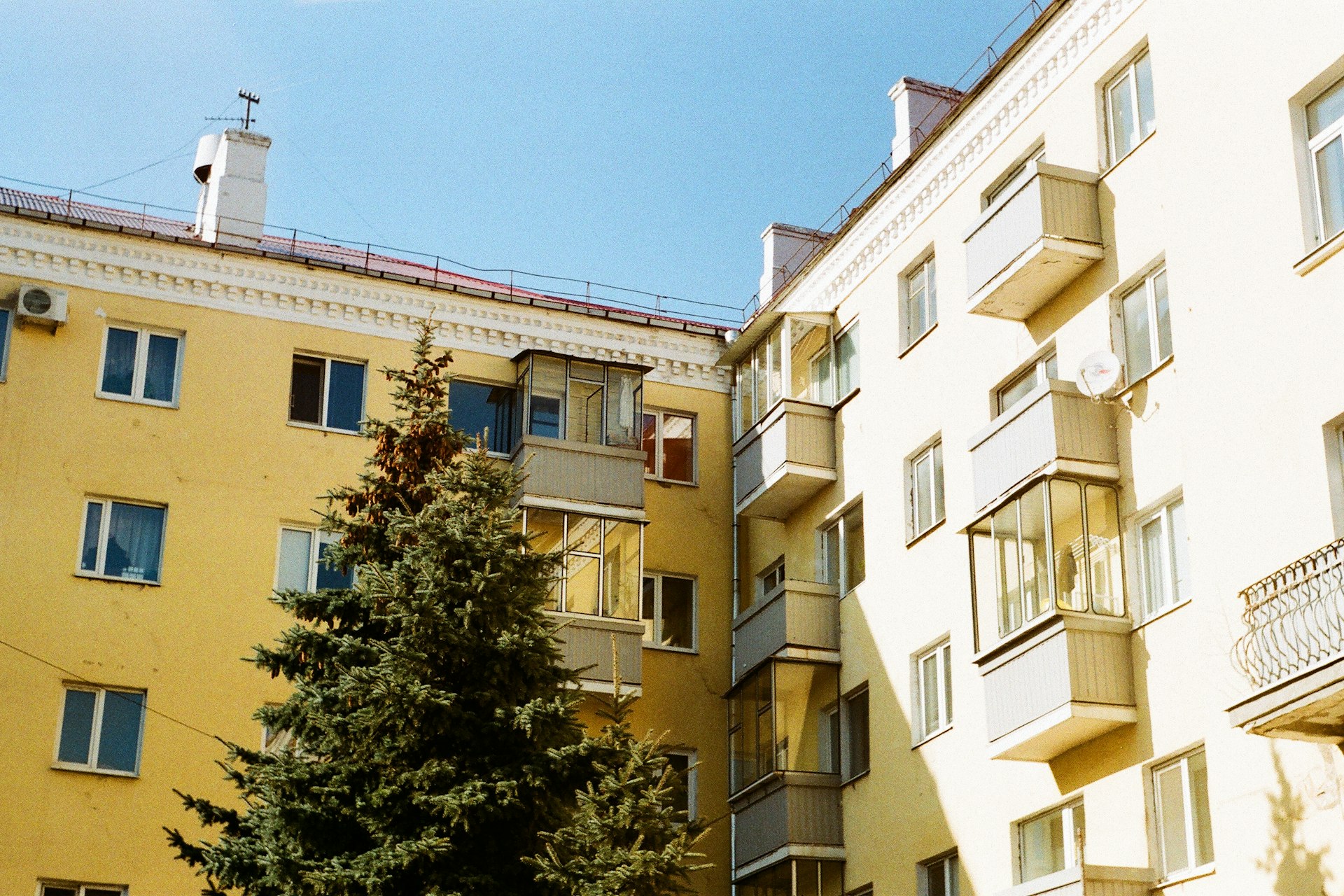 Apartman cephesi ve pencereler
