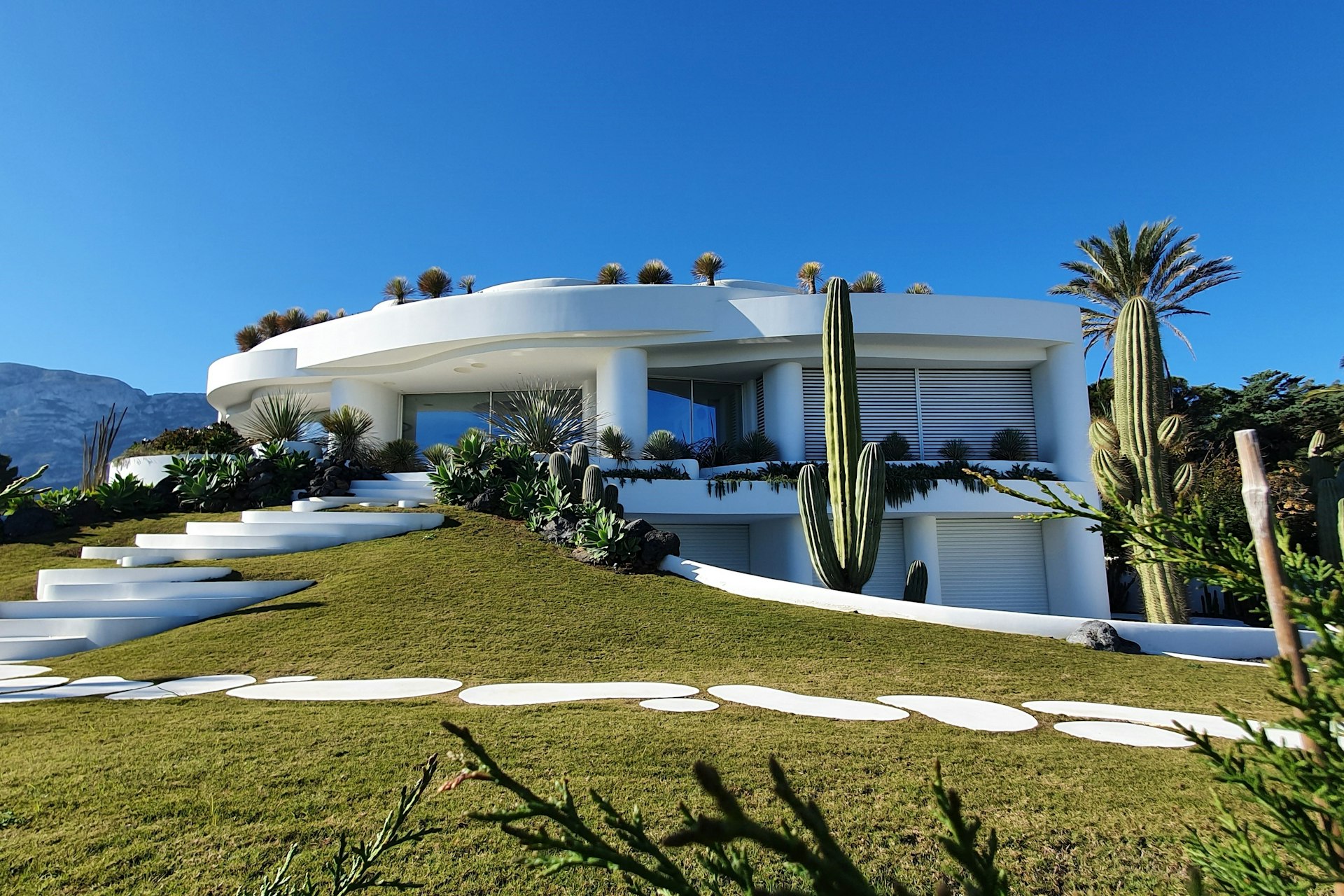 Summer house with garden and pool