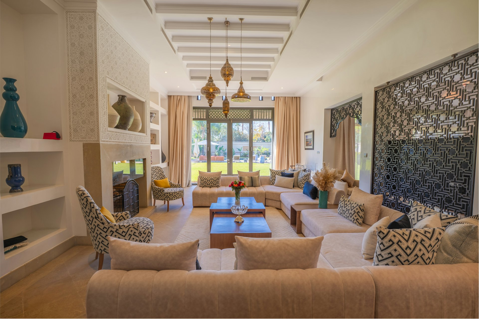 Salon moderne de villa avec espace détente